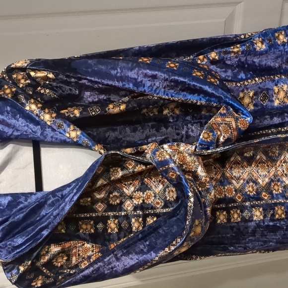 Velvet cloak. Lily by Firmiana. Gorgeous dark blue with gold accents. 2XL - Picture 4 of 5